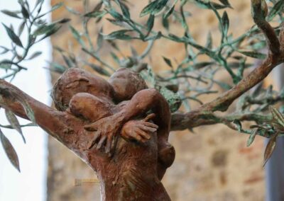 Ein Bummel durch Casole d'Elsa in der Toskana 67 bronzeskulptur eine suesse ewige umarmung casole d'elsa_6240