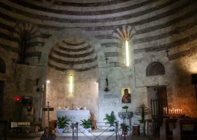 Die Einsiedelei von Montesiepi in der Toskana 12 einsiedelei montesiepi rotunda innen_6165