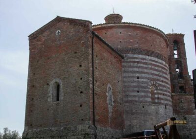 Die Einsiedelei von Montesiepi in der Toskana 6 fassade einsiedelei montesiepi_6093