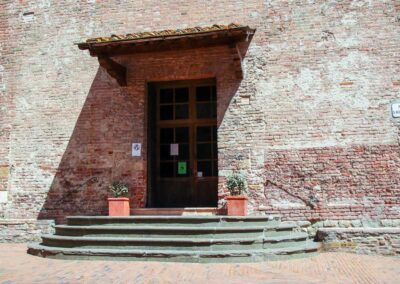 In der Kirche Hl. Jacopo und Filippo in Certaldo in der Toskana 2 kirche aussen san jacopo und filippo certaldo alto_8426