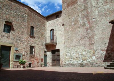 In der Kirche Hl. Jacopo und Filippo in Certaldo in der Toskana 4 kirchplatz kirche san jacopo und filippo certaldo alto_8446