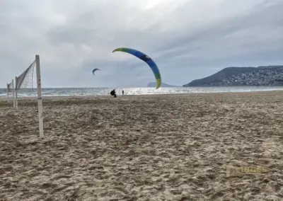 landung paraglider am playa de cantal roig in calpe_0933